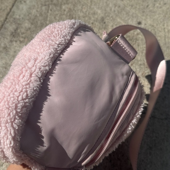 lululemon athletica Blush Sherpa Crossbody Bag - Picture 3 of 6